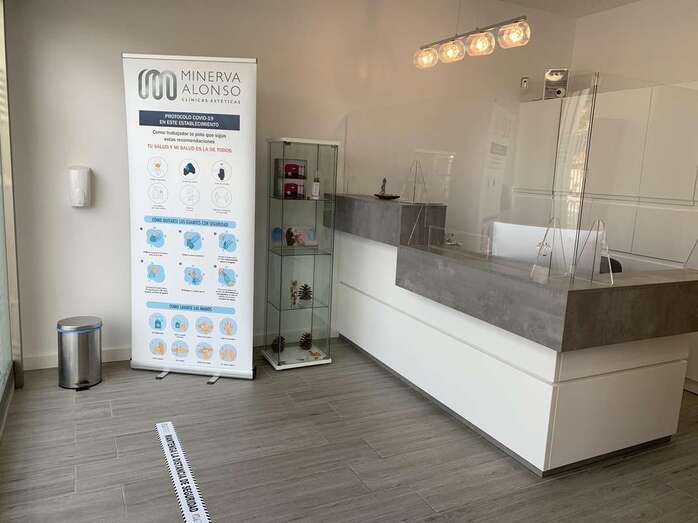 Mampara de cristal colocada en la recepción de la clínica (Foto TA)